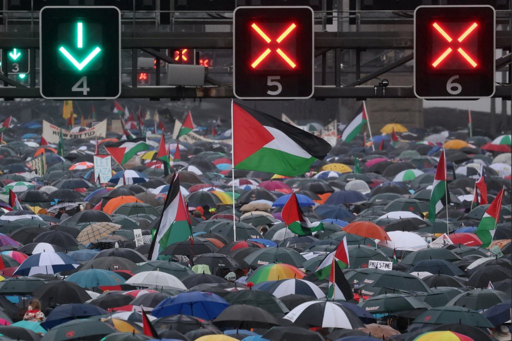 Thousands March Across Sydney Harbour Bridge in Pro-Palestine Rally After Court&nbsp;Victory